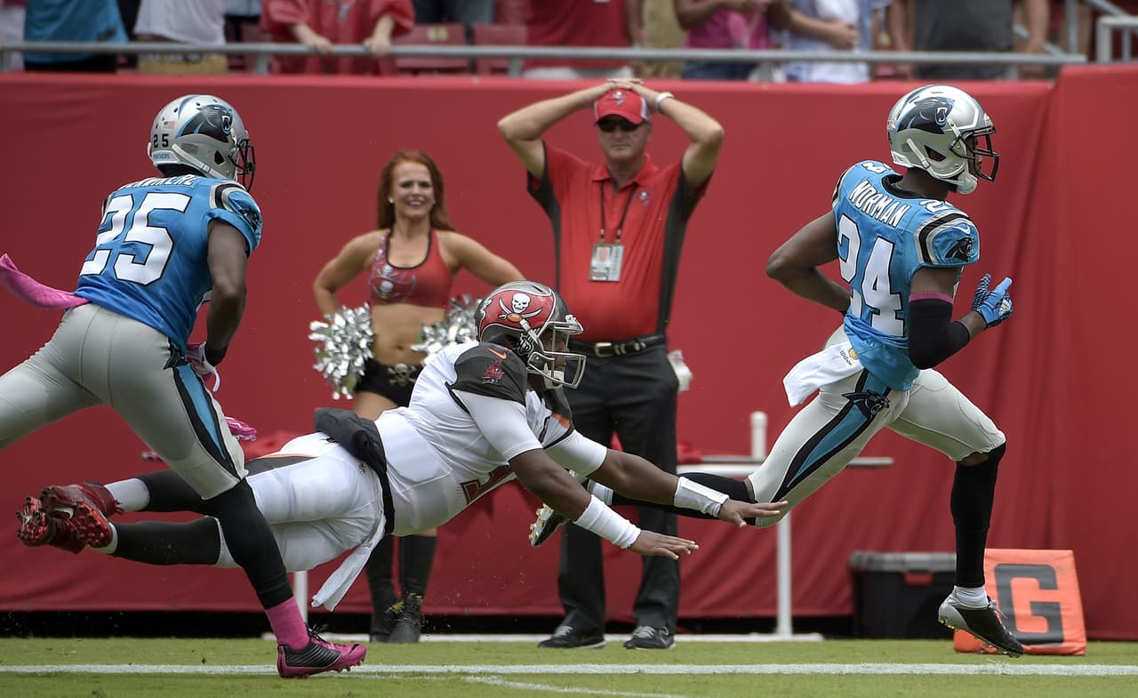 6.- El esquinero de Carolina JOSH NORMAN tuvo dos intercepciones, incluyendo una regresada 46 yardas para touchdown, en la victoria de los Panthers 37-23 en Tampa Bay (Foto: AP-NFL).