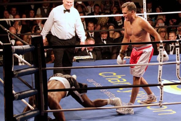 Y Holyfield hasta se fue a la lona con un pequeño golpe.