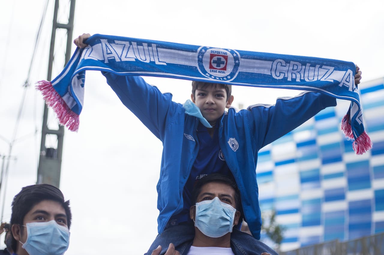 Así lucen algunos de los estadios mexicanos con el motivo de que la afición continúe en contacto con los jugadores durante cada partido.