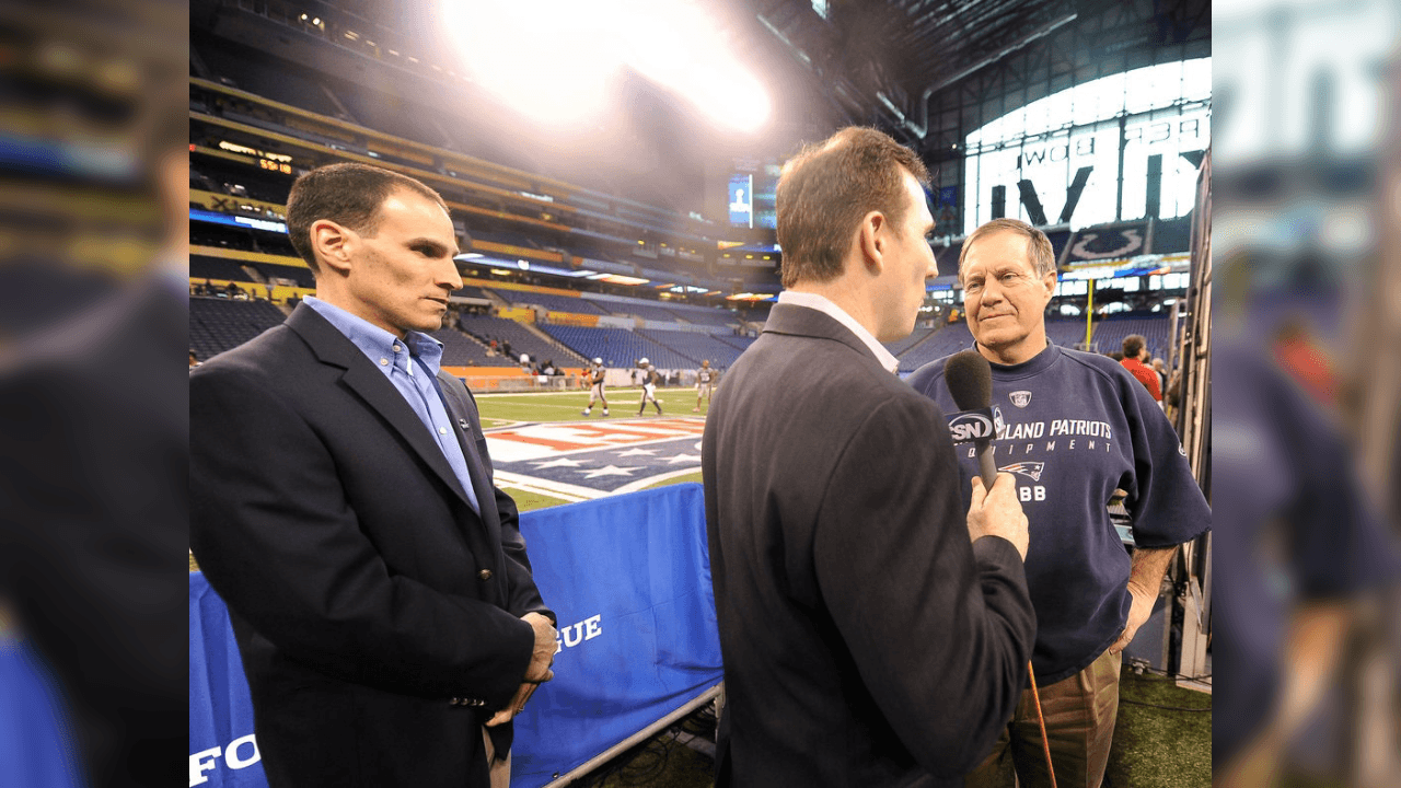 <b>La historia del Super Bowl XLIV</b>
<br>- Patriots ante New York Giants en el marco del Super Bowl.
<br>- En cada entrevista de Belichick, Berj Najarian se mantuvo a un lado del coach de los Patriots. 
<br>- En esta toma se ve claramente que no porta ninguna credencial que lo identifique, incluso, permanece lo suficientemente cerca como para escuchar y observar, pero lo suficientemente lejos como para no llamar la atención. 
<br>- Unos pocos miembros de Boston y los medios nacionales lo reconocieron. De lo contrario, pasó desapercibido.