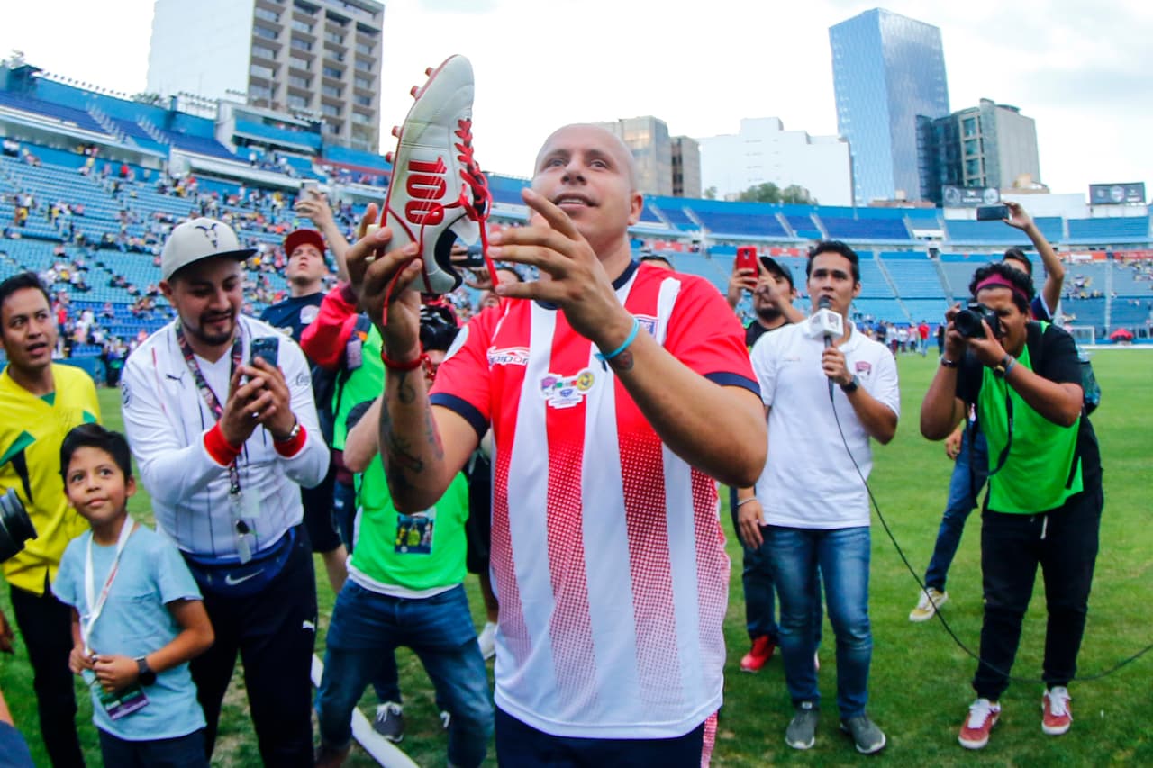 Las leyendas de América y Chivas recibieron el afecto de los fanáticos después del juego en el Estadio Azul.