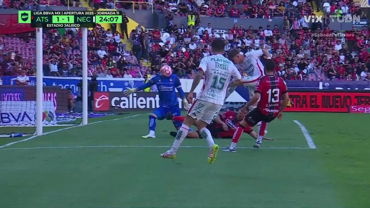 ¡Atajada de Camilo Vargas! El arquero queda en el suelo tras atajar ese balón con la cara