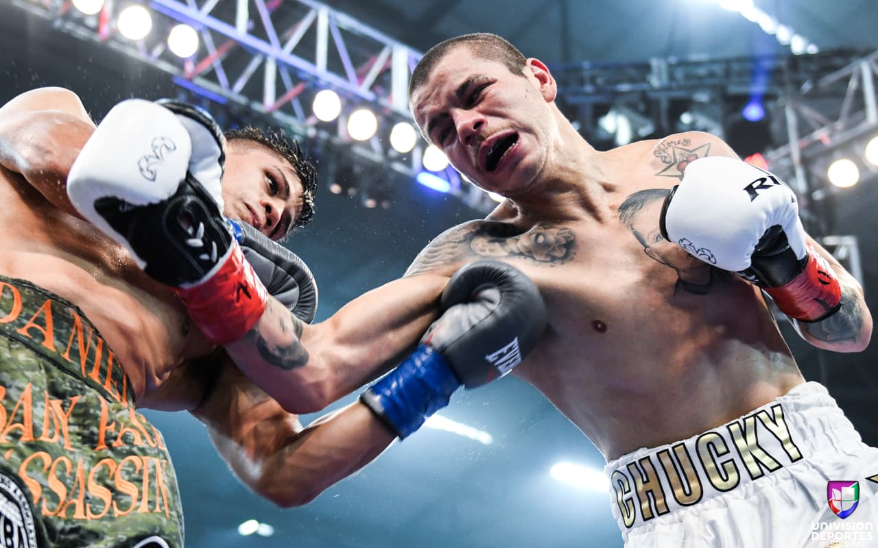 En la pelea coestelar de la noche, el campeonato supergallo de la Asociación Mundial de Boxeo (AMB), Daniel Roman le quitó el invicto al mexicano Moisés 'Chucky' Flores por amplia decisión unánime. Las tarjetas fueron de 116-112, 118-110 y 120-108 para el campeón.