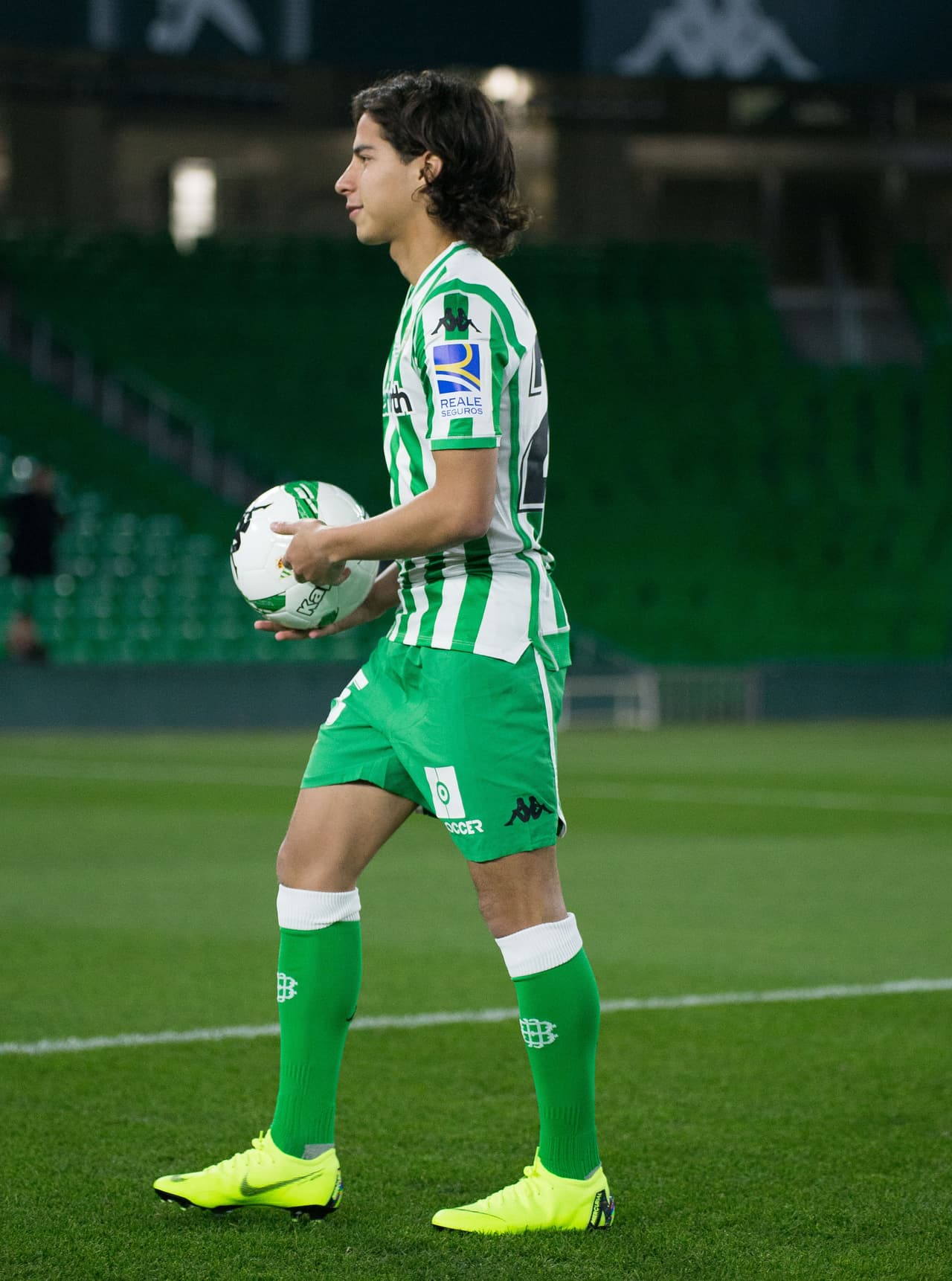 Para suerte del mexicano, entre las figuras históricas del club hay varios latinoamericanos, por lo que se abre esa puerta.