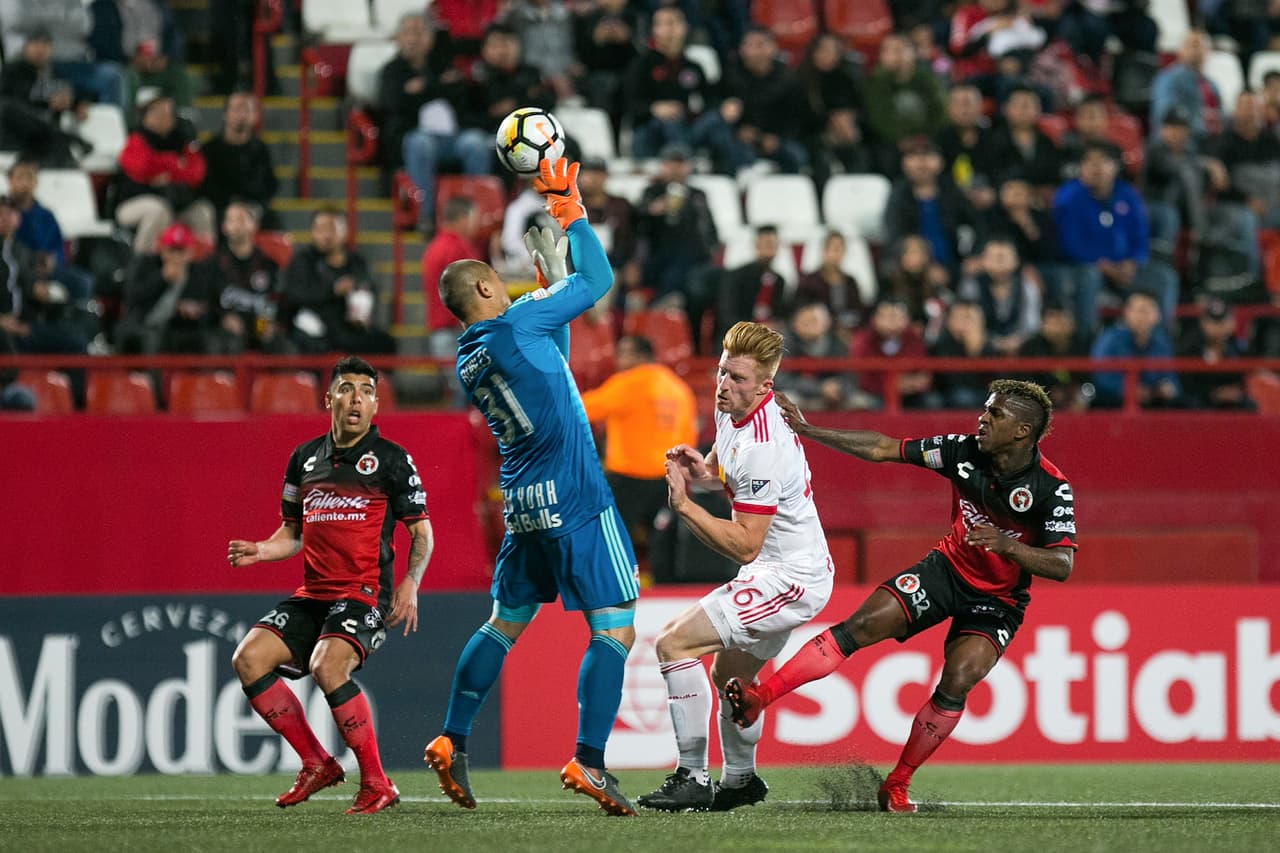 Para el segundo tiempo, los estadounidenses contuvieron a los mexicanos con una defensa muy aplicada.