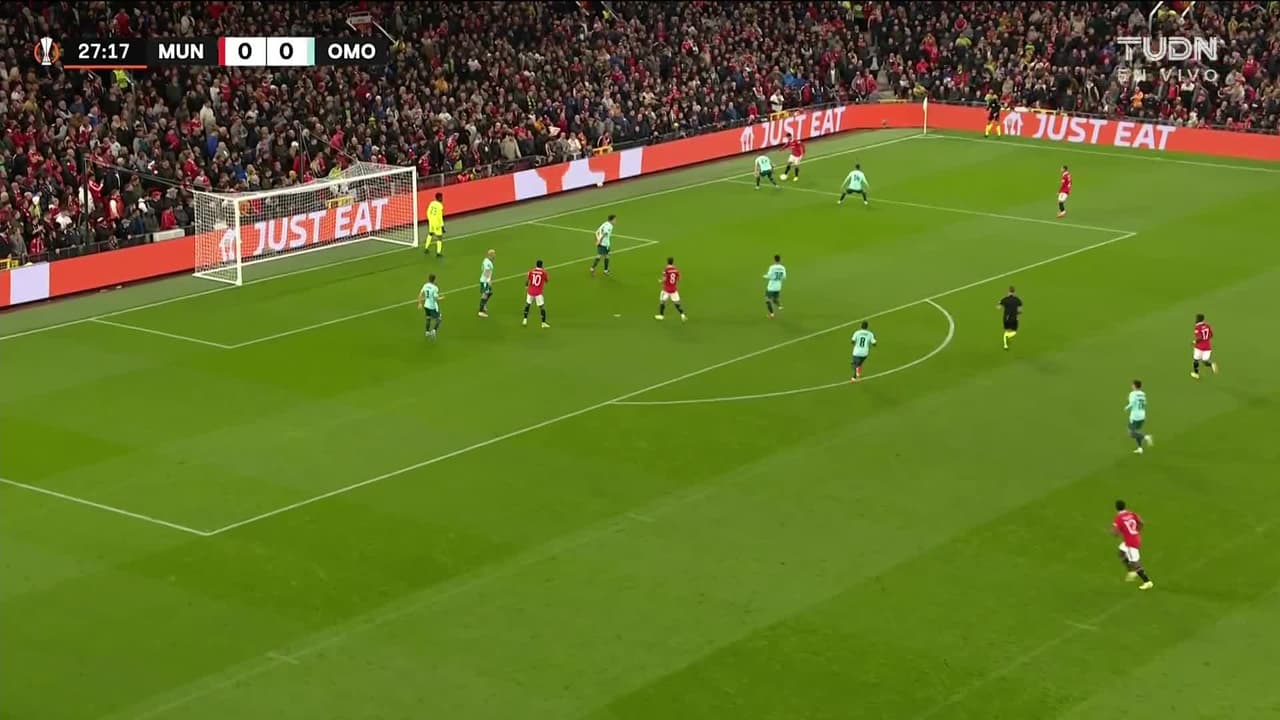 ¡TIRO ATAJADO! disparo por Marcus Rashford.