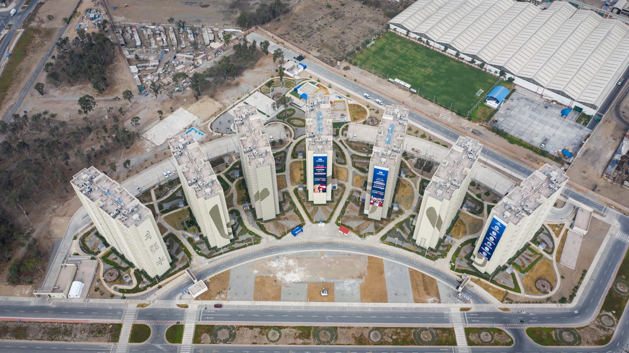 Hace menos de un año se disputaban competencias deportivas en Perú, estas torres albergaban a los deportistas y ahora están convertidos en hospitales de emergencia para pacientes con coronavirus.