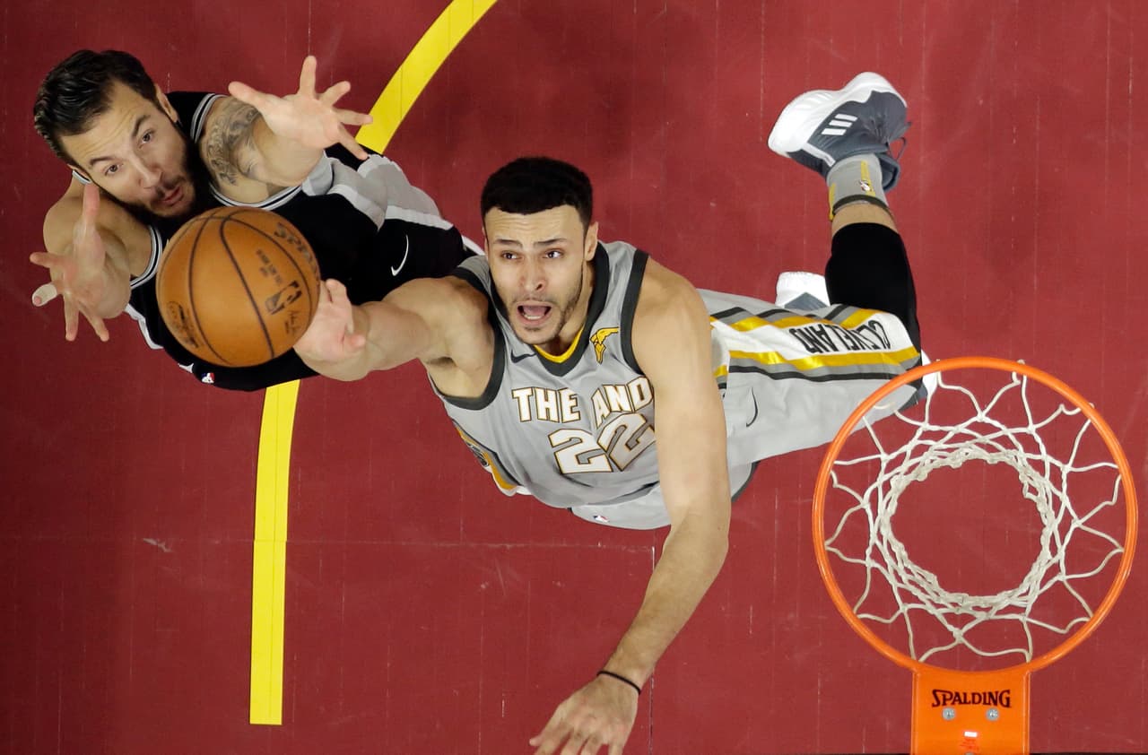Larry Nance Jr.: El ala-pívot de Cleveland llegó a mitad de temporada, se distingue por un juego agresivo defendiendo y buscando rebotes.
<br>