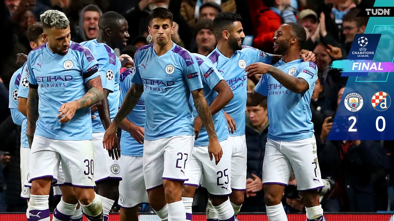 Raheem Sterling festeja el 1-0 del Manchester City con todos sus compañeros de equipo.