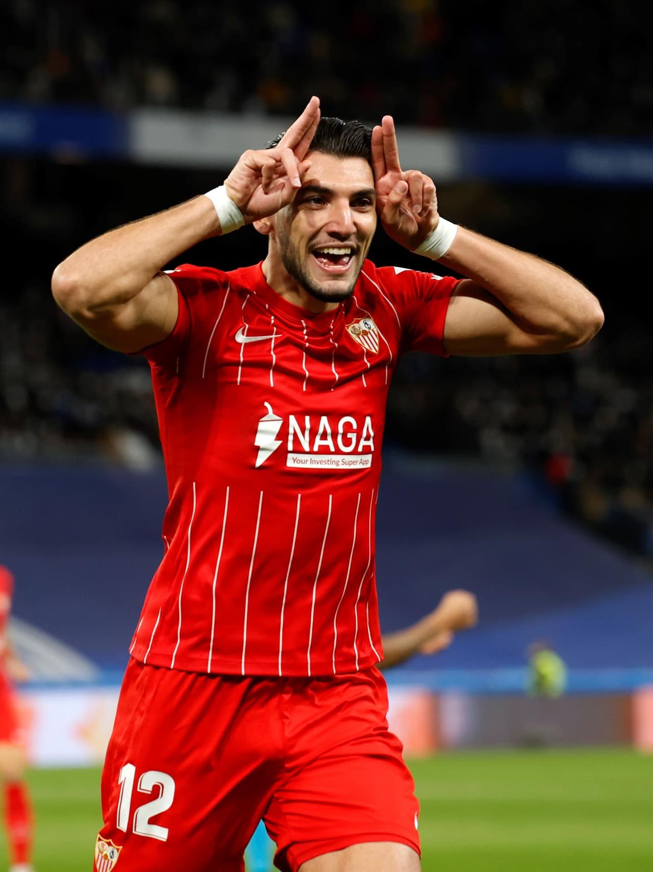 Real Madrid derrota al Sevilla 2-1 con anotaciones de Karim Benzema y Vinicius Jr durante la J15 en La Liga. El único tanto por parte del equipo visitante fue de Rafa Mir al inicio del encuentro. El equipo merengue es líder de la tabla.