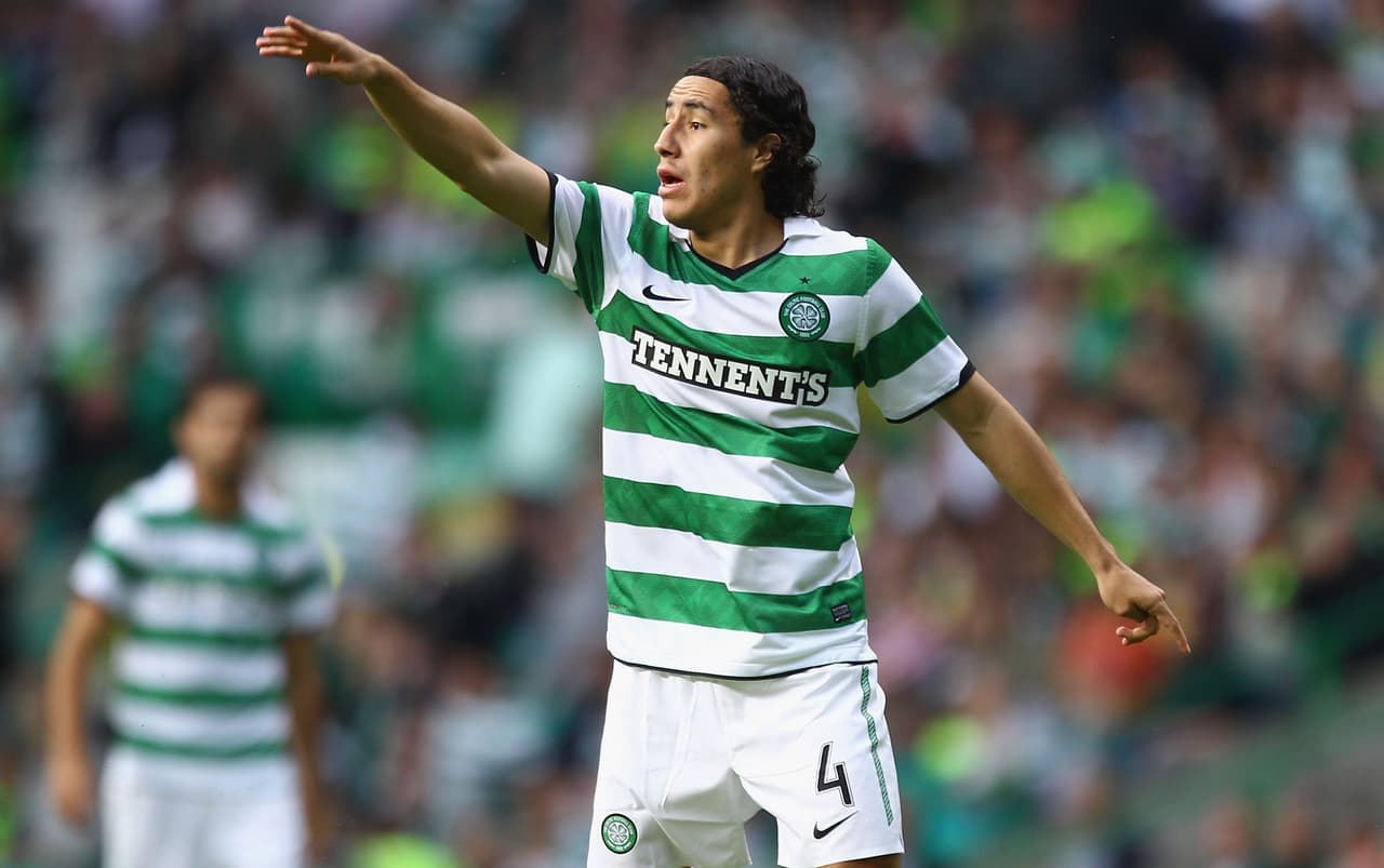 Algo muy similar sucedió con Efraín Juárez quien firmó con el Celtic de Escocia en 2011 con quienes a pesar de no jugar lo deseado, estuvo presente en los títulos de la Liga y la Copa en ese país.