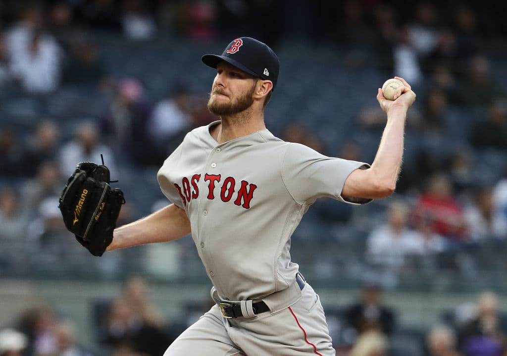 La otra cara de la moneda fue Chris Sale, el zurdo estelar de los Red Sox quien aquí lanza al home un pitcheo. Cargó con su cuarto revés de la campaña y permitió siete hits, cuatro carreras y tiene un alto 8.50 de efectividad.