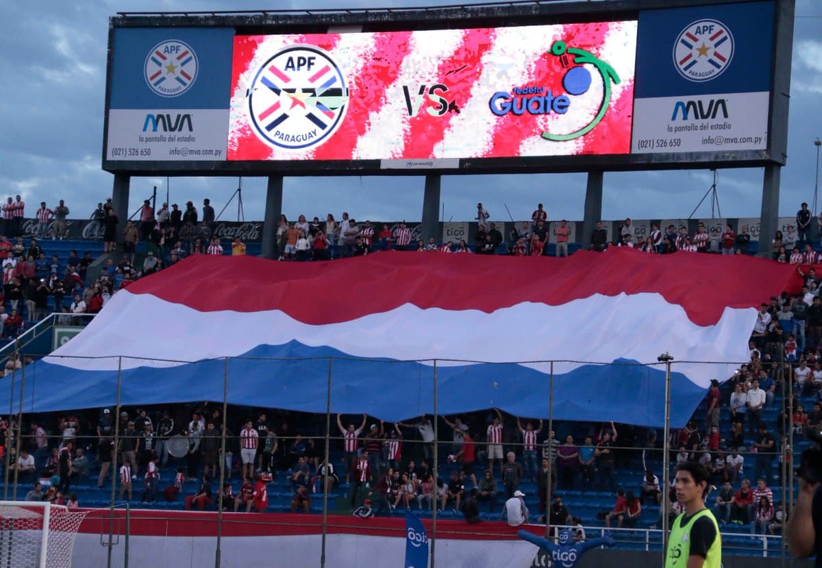 Los fanáticos paraguayos despidieron a su selección que rompió con una racha de 15 partidos amistosos sin ganar.