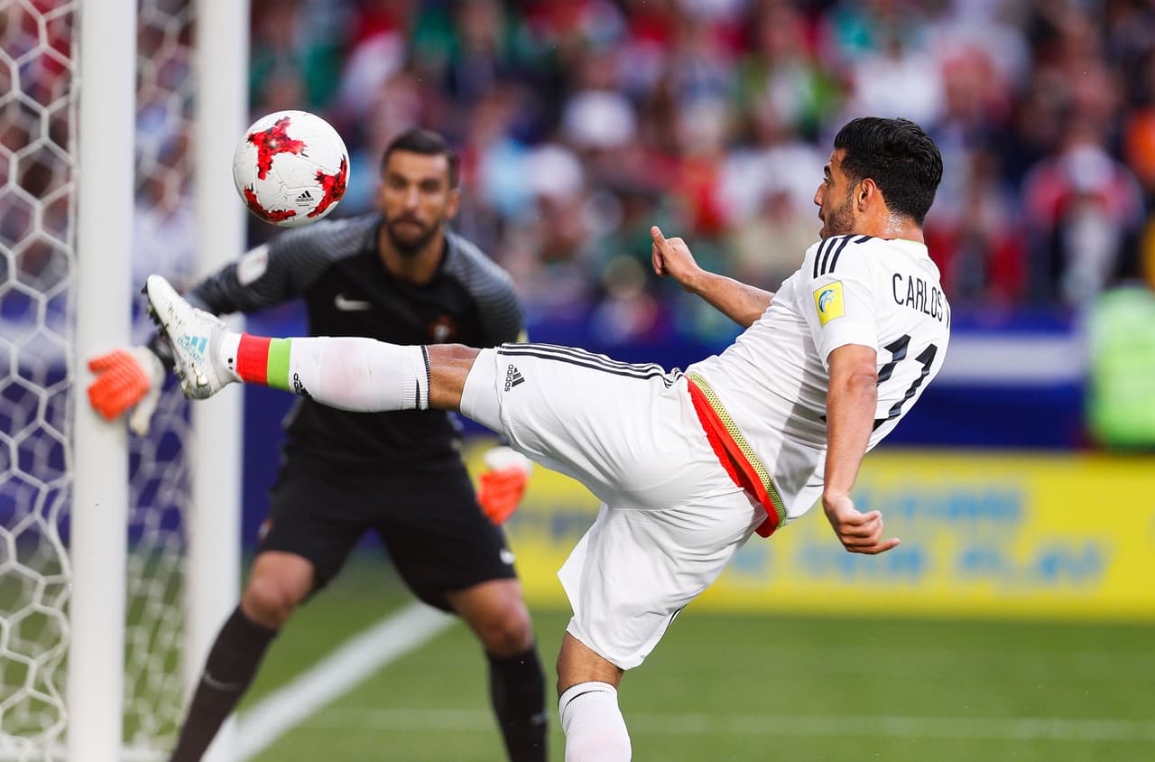 México intentaba acercarse al gol y en esta oportunidad la tuvo cerca Carlos Vela, que no alcanzó a conectar la pelota tras un rebote en la defensa portuguesa.
