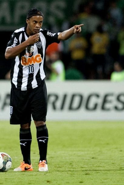 El brasileño Ronaldinho quizás ya no figure en el balompié europeo pero sigue generando ingresos, el crack tiene 78 millones de euros en su cuenta (108 millones de dólares aproximadamente).Mira aquí los videos más chismosos.