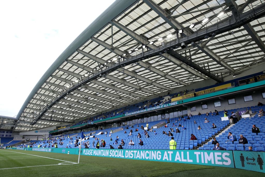 Los espectadores tuvieron que permanecer separados durante todo el encuentro para respetar la sana distancia. Al final de la temporada 2020-2021 los inmuebles podrían ser ocupados en su totalidad. El partido terminó empatado a un gol.