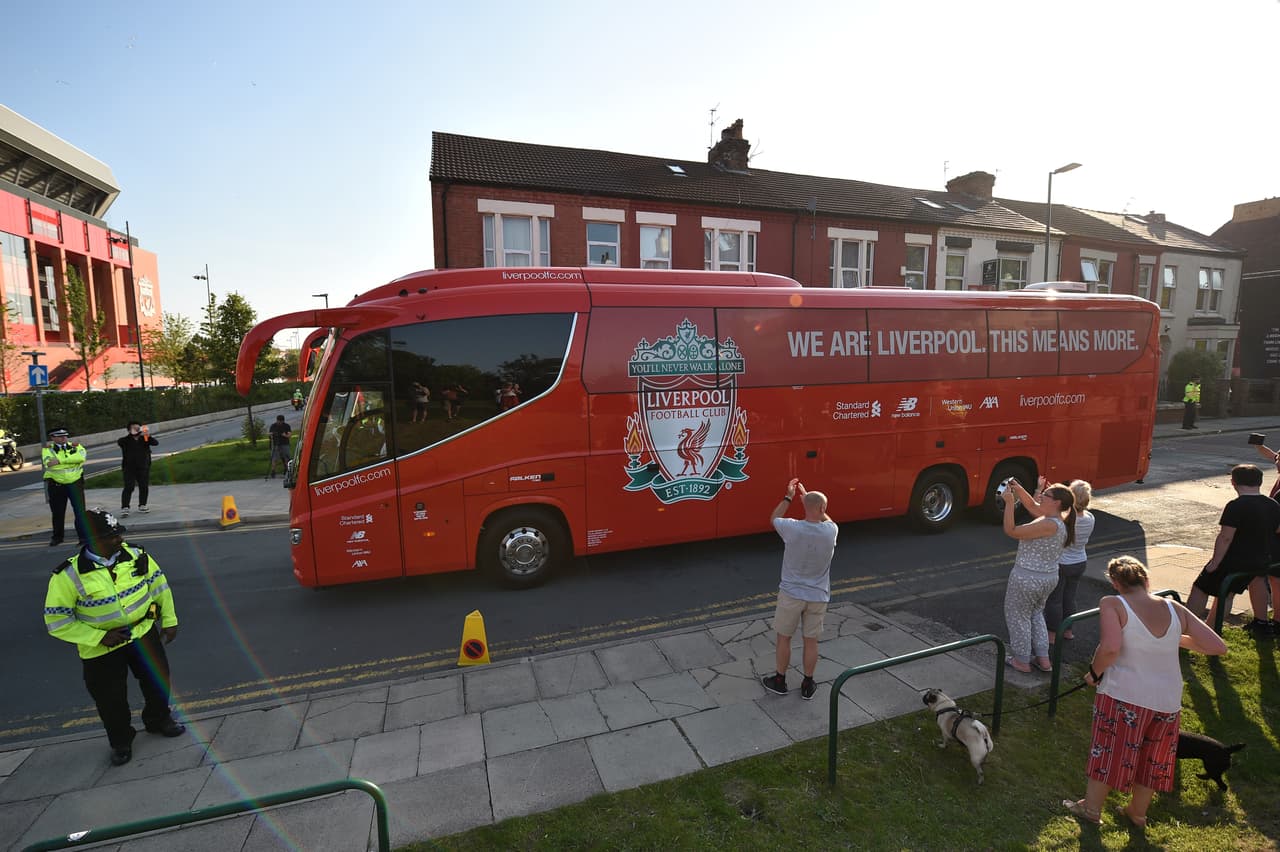 Los aficionados del Liverpool estuvieron atentos a la espera del autobús del equipo durante su llegada a Anfield.