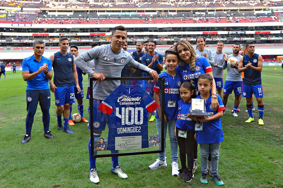 Antes del juego, Julio César Domínguez recibió un reconocimiento por sus 400 juegos con el Cruz Azul.