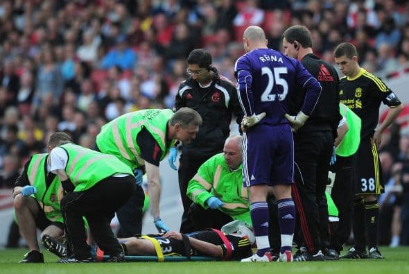 Carragher, líder del Liverpool, rápidamente recibió auxilios por parte del servicio médico.