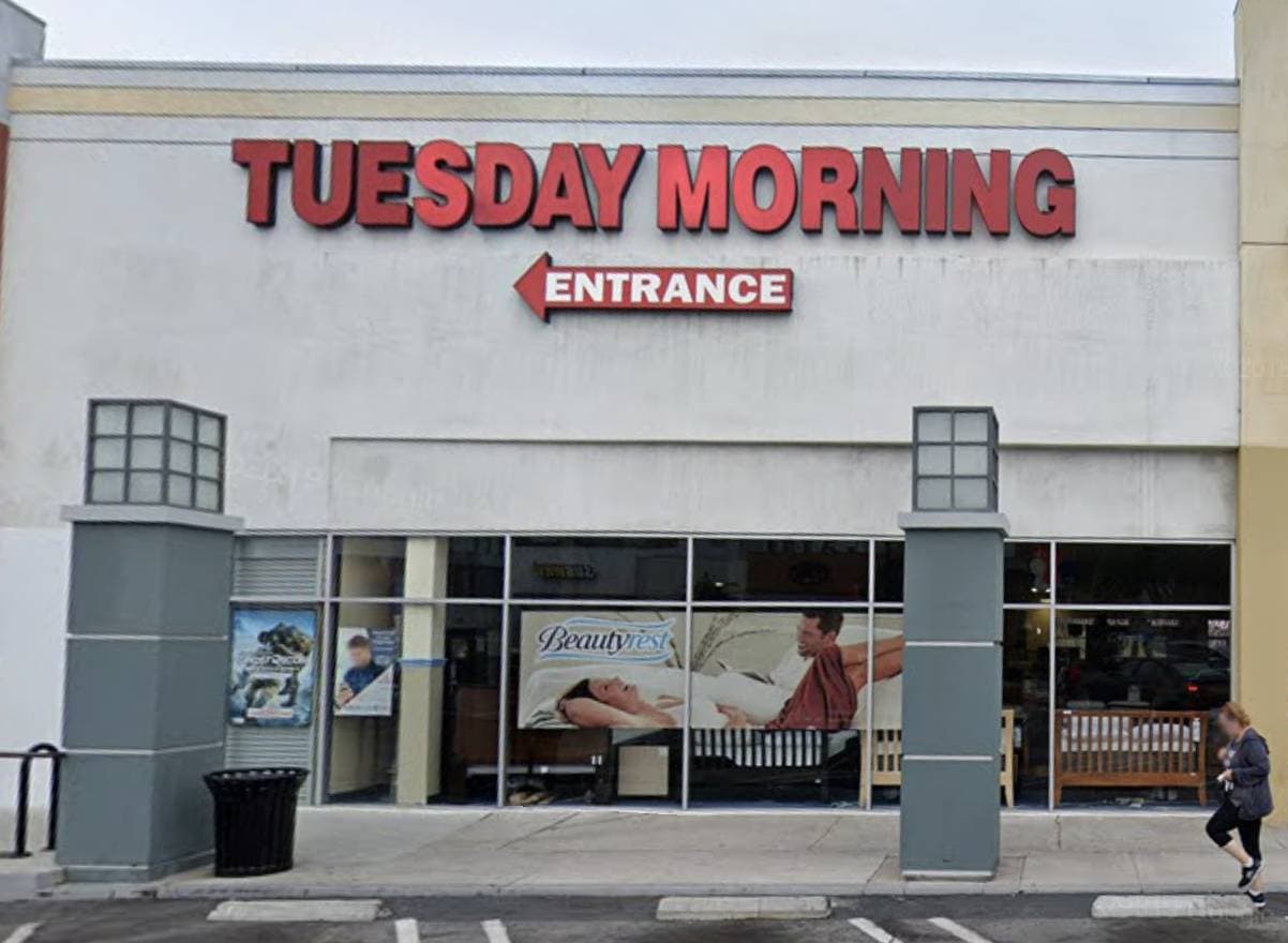 <b>Tuesday Morning:</b> La empresa de artículos para el hogar se 
<a href="https://ir.tuesdaymorning.com/news-releases/news-release-details/tuesday-morning-corporation-files-chapter-11-pursue-financial" target="_blank">anunció</a> su declaración de bancarrota el 27 de mayo de 2020, e informó que planea cerrar 230 de las 687 tiendas que operan en todo el país.