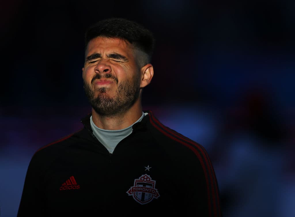 Alejandro Pozuelo cierra los ojos mientras el sol cae sobre ellos en el juego del Toronto.
