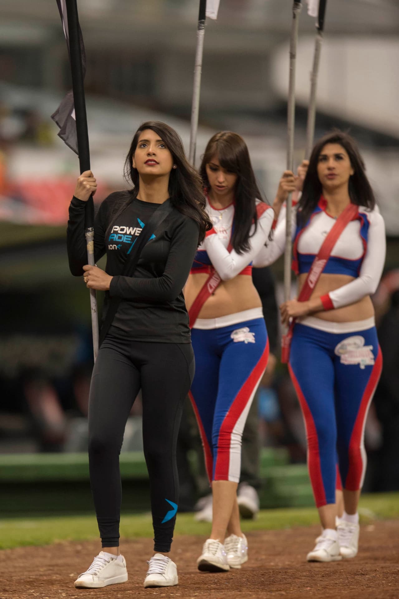 Por su parte, las bellas animadoras aparecieron en la pista para darle ese toque de sensualidad tan amado por los hinchas del fútbol mexicano.