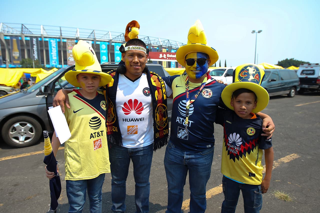 Los fanáticos se preparan para vivir el Clásico Joven entre América y Cruz Azul en el Estadio Azteca por la Jornada 14 del 
<a href="https://www.univision.com/deportes/futbol/liga-mx/*">Clausura 2019</a>.