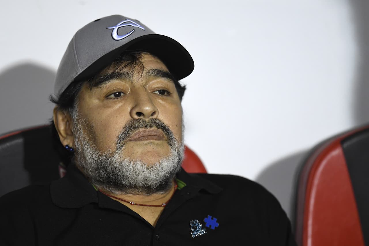 Maradona acusa a su exesposa por robarle sus pertenencias.