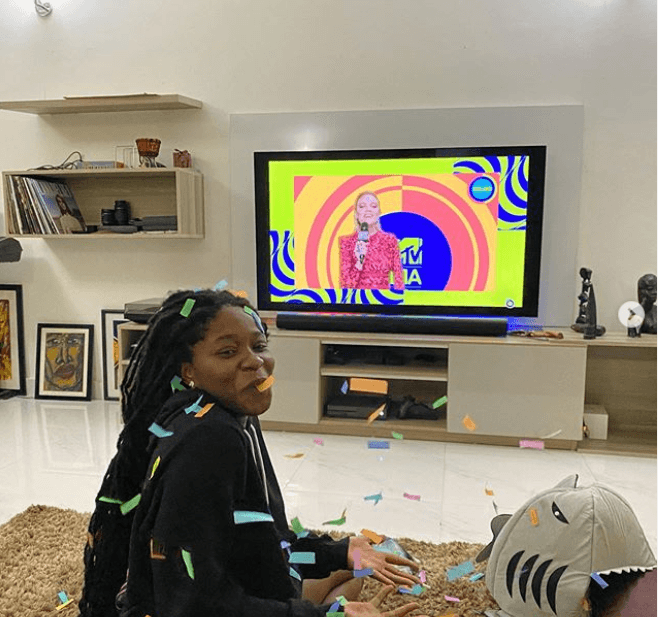 El premio "MTV EMA Generation Change Award" de este año fue otorgado a cinco mujeres. Kiki Mordi, periodista que trabajó para eliminar SARS en Nigeria.