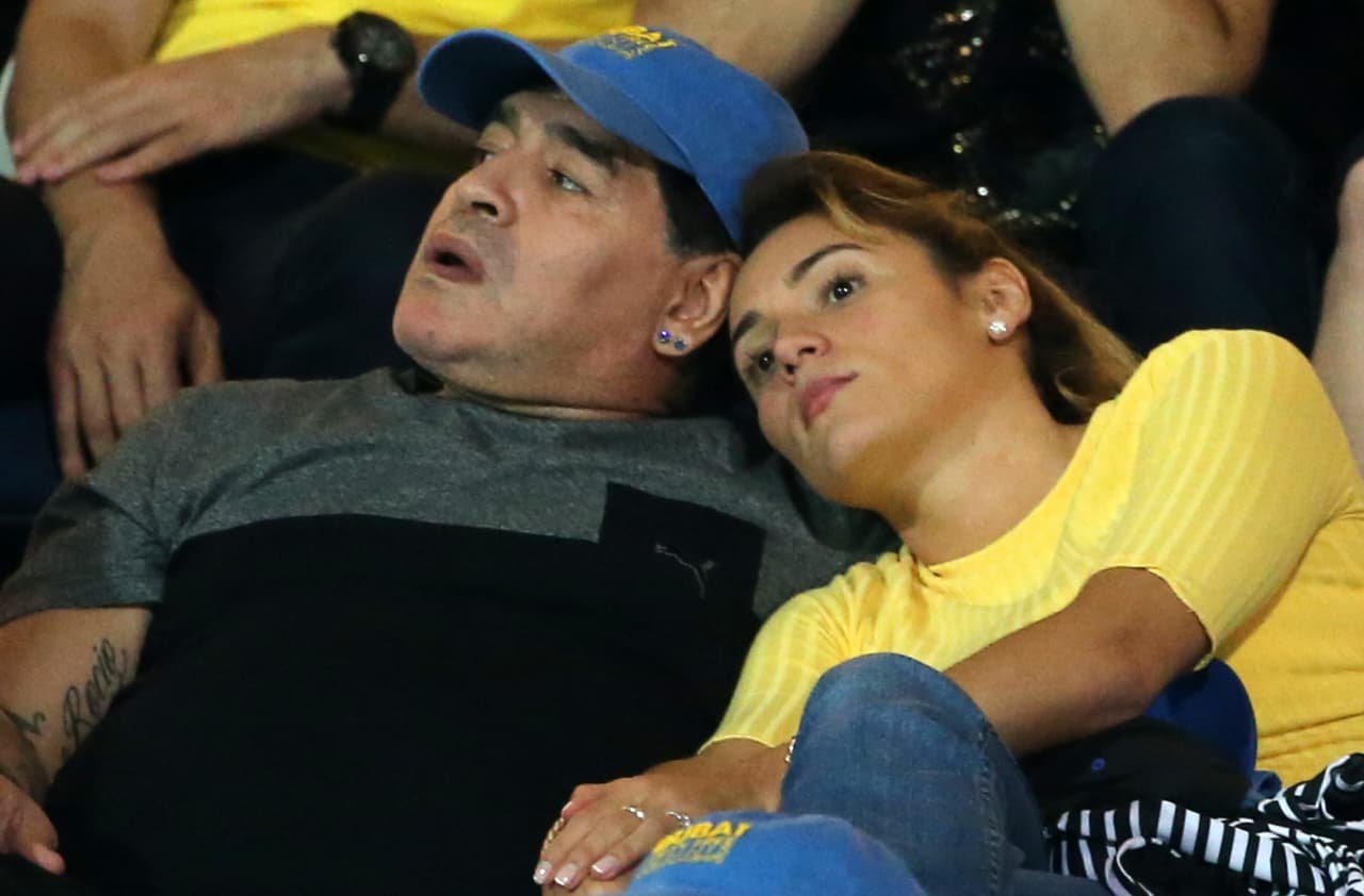 A pesar de sus fuertes discusiones, Maradona en la actualidad tiene una relación con Rocío Oliva. Tras la separación de su esposa Claudia Villafañe, esta lo demandó por presunto fraude, estafa y malversación de patrimonio.