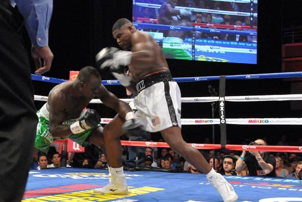 Luis Ortiz se vio muy superior al hasta entonces invicto Lateef Kayode, aunque le pelea no tuvo tiempo a desarrollarse.