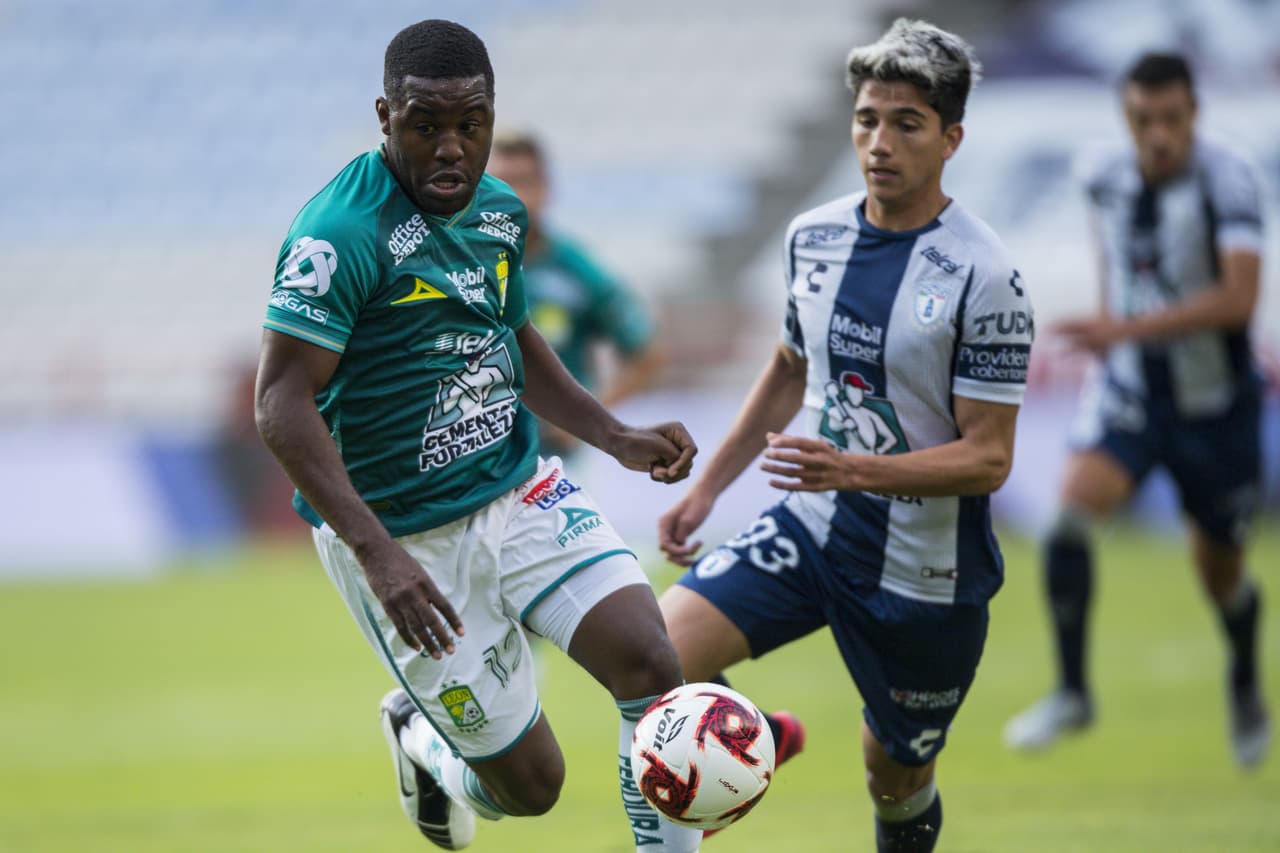 Debido a la alta presion del Pachuca, se abren espacios en la defensa que Joel Campbell trata de aprovechar.