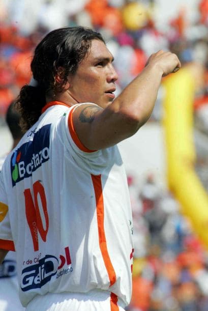El paraguayo Salvador Cabañas, con Jaguares, se quedó con el trofeo de goleador en el Clausura 2006 con 11 anotaciones.