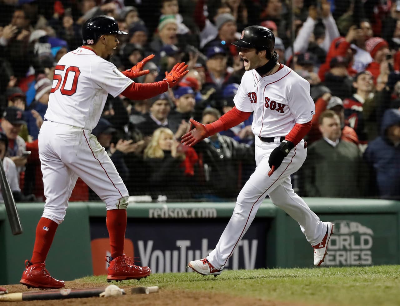 Con su imparable, JD llevó a la registradora a Mookie Betts y a Andrew Benintendi para poner la pizarra 4-2 en favor de Boston, cambiándole la cara al juego en el quinto capítulo, parte baja.