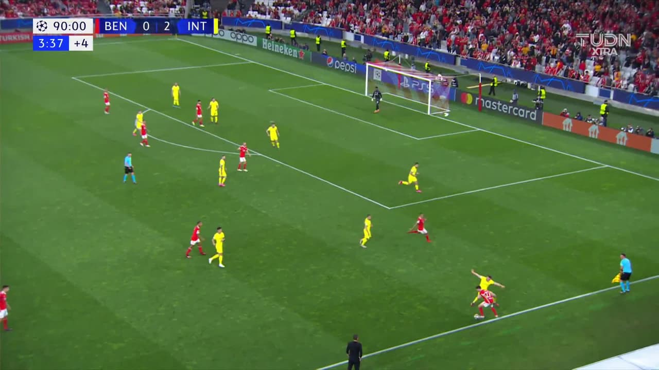 ¡TIRO ATAJADO! disparo por Gonçalo Ramos.