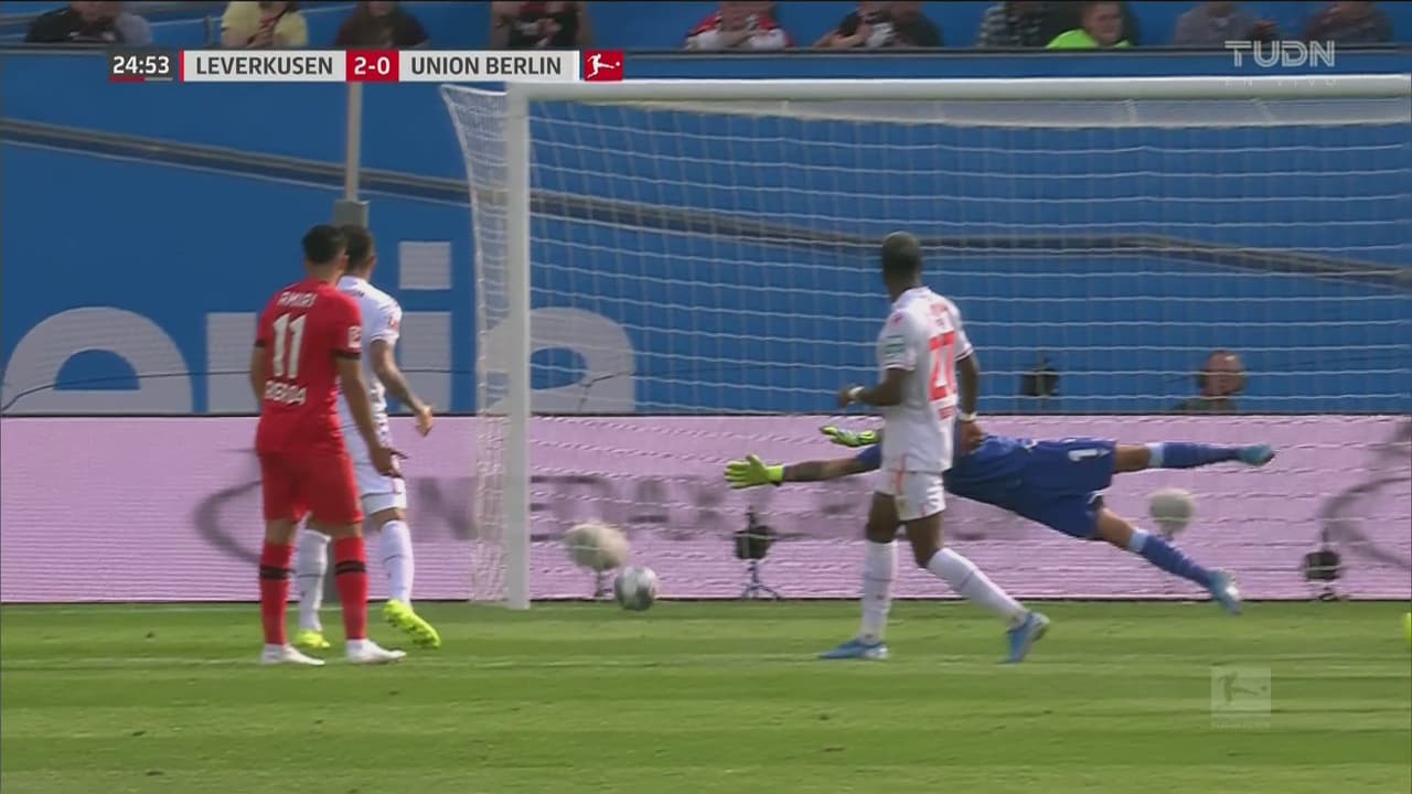 Zurdazo espectacular de Lucas Alario para aumentar el marcador a favor del Leverkusen