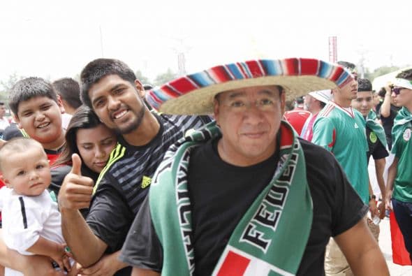 La afición en Estados Unidos llegó a Phoenix con todo su colorido para ver a México y Guatemala enfrentarse en la Copa Oro 2015.