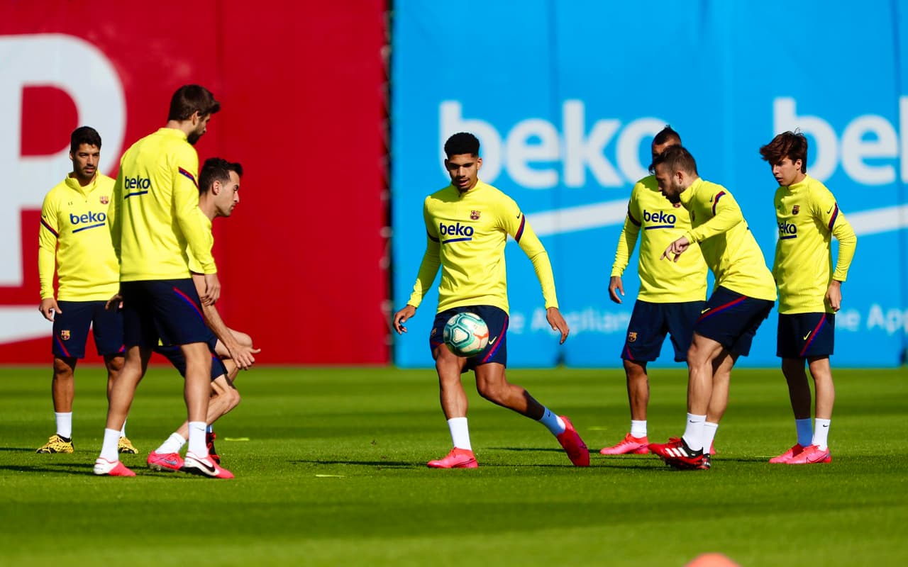 Aquí se repite el patrón, los Blaugranas llevaron a cabo el 'torito' y, por lo menos, ocho futbolistas participan al mismo tiempo, se estimaba que los grupos fueran reducidos, entre cuatro o cinco personas.