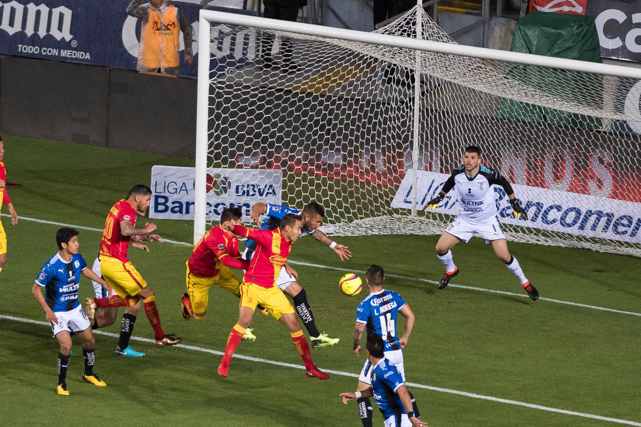 Action photo during the match Morelia vs Queretaro, Corresponding to Day 4 of the Closing Tournament 2018 of Liga BBVA Bancomer MX, at Morelos Stadium. Foto de accion durante el partido Morelia vs QUeretaro, Correspondiente a la Jornada 4 del Torneo Clausura 2018 de la Liga BBVA Bancomer MX, en el Estadio Morelos, en la foto: Carlos Gerardo Rodriguez y Miguel ANgel Martinez 26/01/2018/MEXSPORT/Omar Martinez.