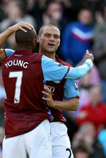 El '7' del Aston Villa, Young, convirtió el primer tanto del duelo apenas al minuto 9.