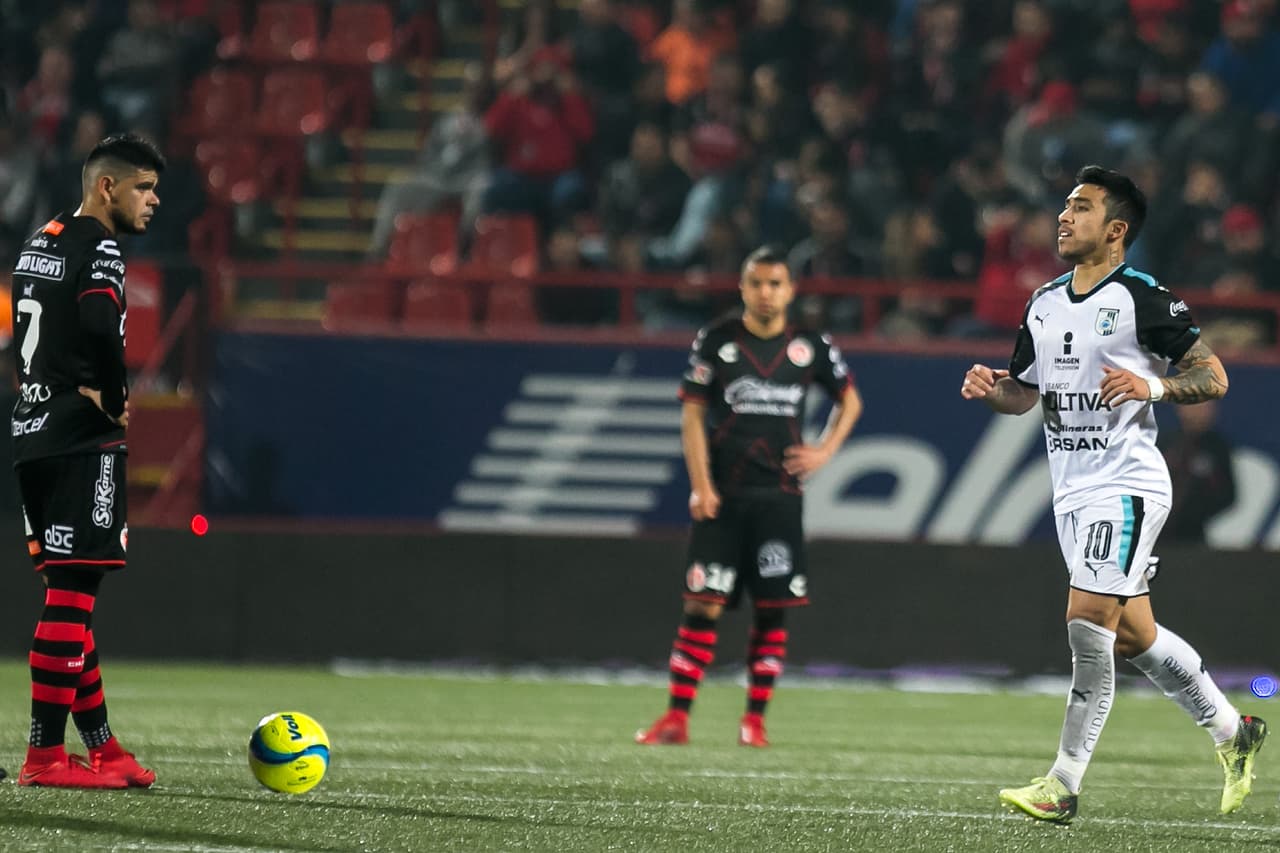 Pero para la segunda parte, las cosas cambiaron. Querétaro empujó más por el gol y encontró el premio a los 67 minutos cuando Edson Puch hizo el 1-0 con un tanto de penal. Finalmente la marca de Lajud quedó en 516 minutos.