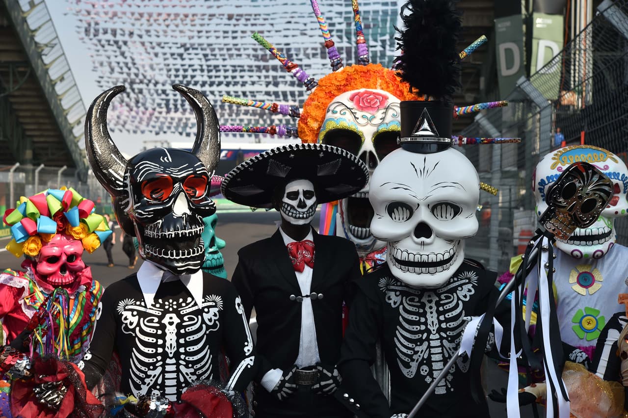 Los disfraces típicos de la tradicional celebración del Día de los Muertos se tomó la previa del Gran Premio de México en la Fórmula 1, con un colorido que le dio un condimento especial.