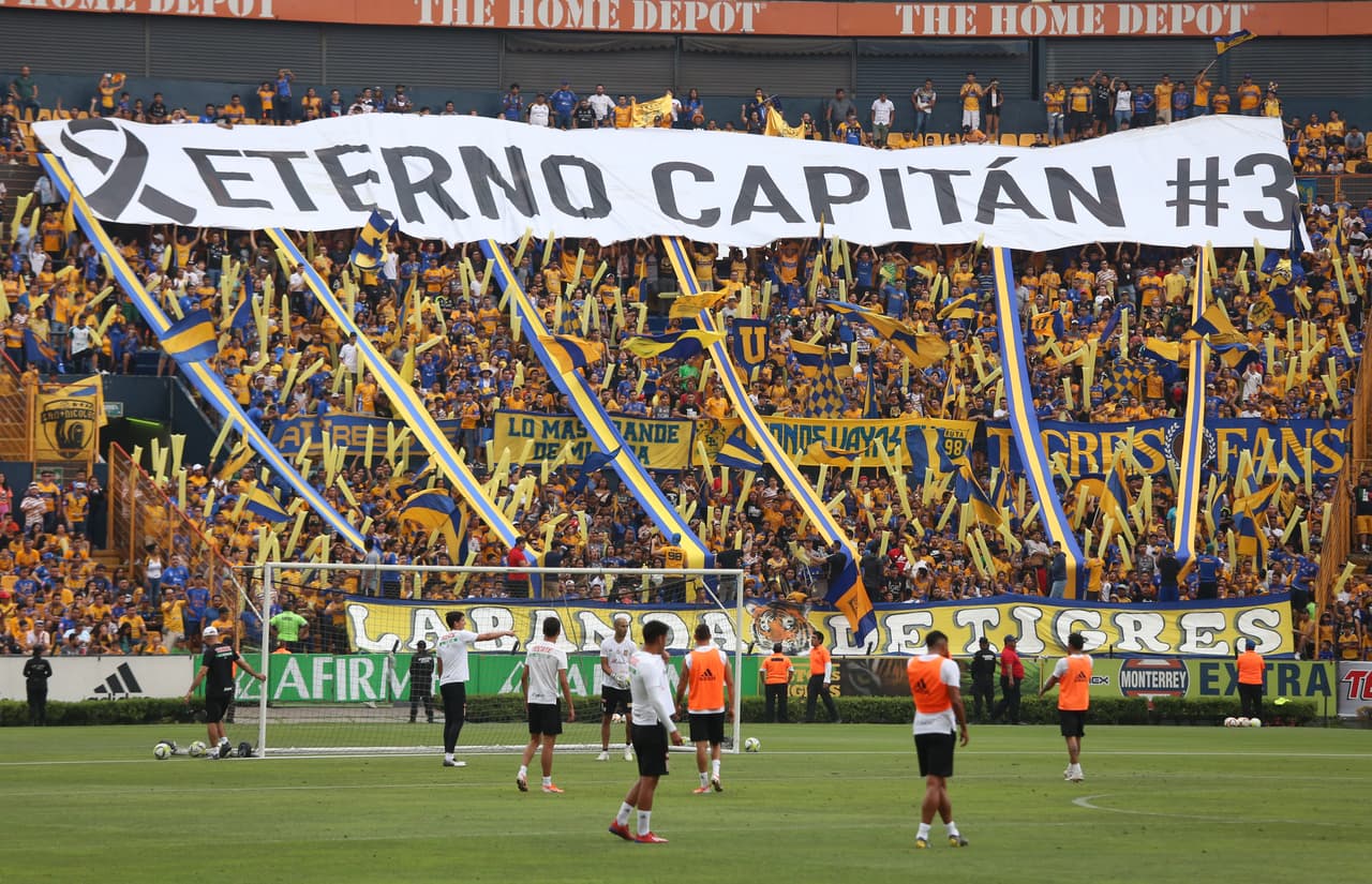 El recuerdo de Osvaldo Batocleti, fallecido el sábado anterior, se hizo presente en la despedida de los fanáticos a Tigres antes de enfrentar a León en la Final del 
<a href="https://www.univision.com/deportes/futbol/liga-mx/*">Clausura 2019.</a>
