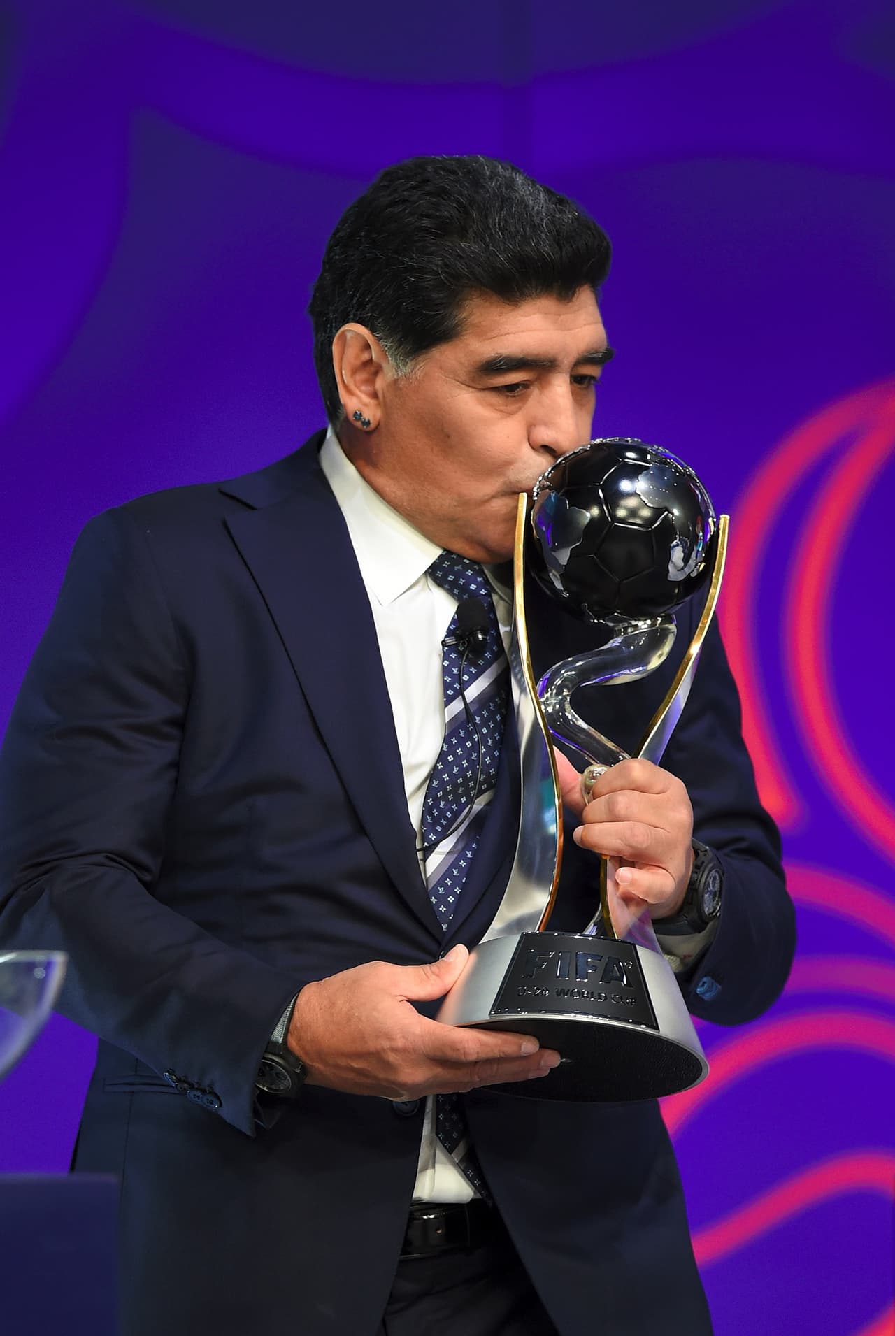 Sin duda, Maradona fue quien se robó el show con su carisma frente al público. Dejó la Copa en el escenario, no sin antes darle un beso como muestra de su importancia.