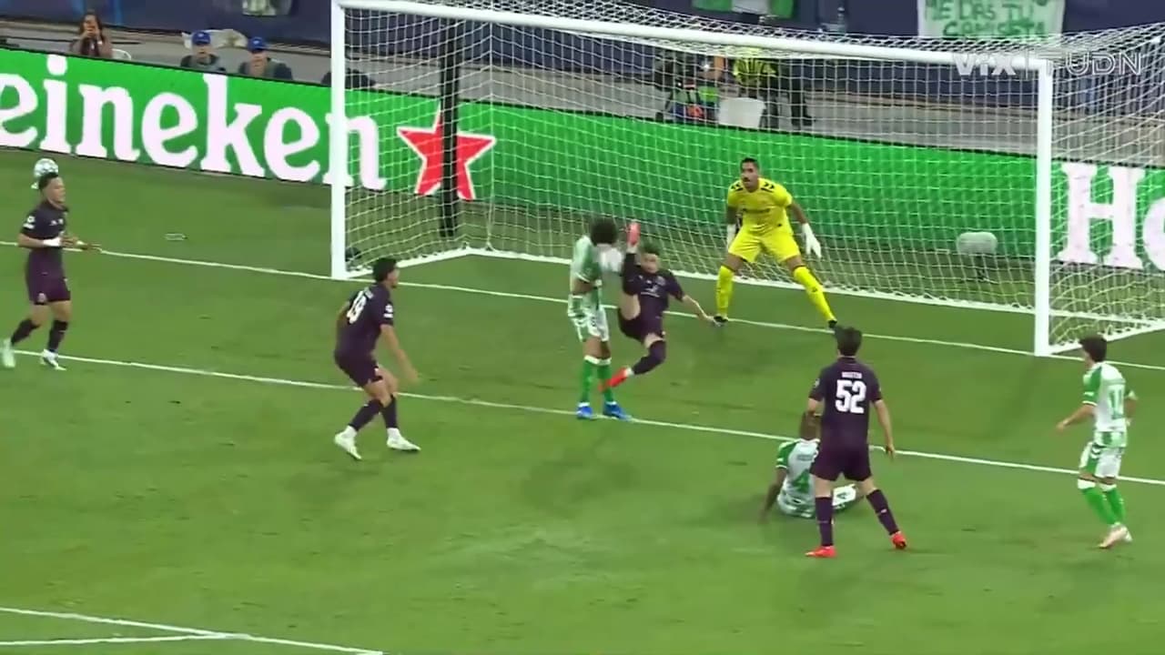 ¡Golazo anulado! Mano de Borja Sainz que salva al Betis del 0-1