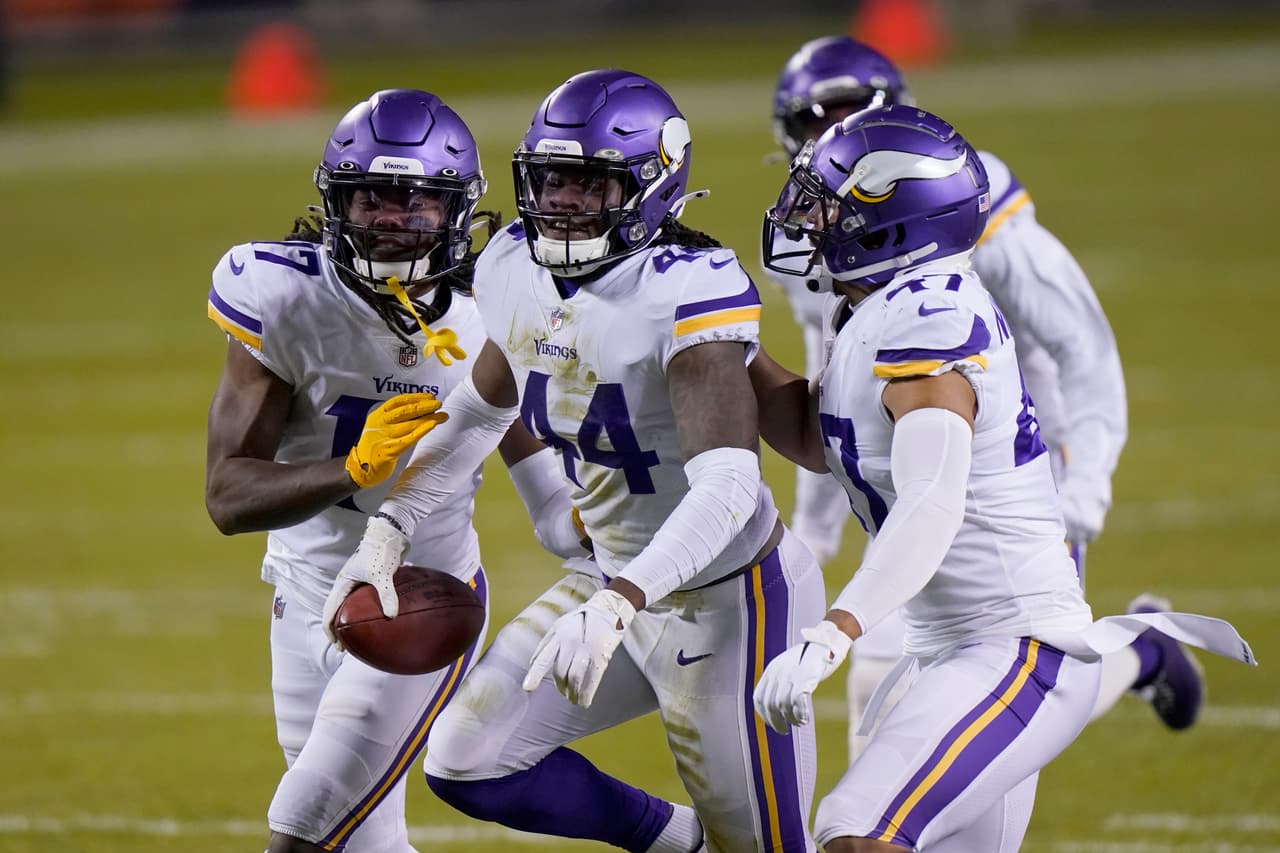 Adam Thielen se encraga de anotar dos touchdowns en la victoria 19-13 sobre los Bears en su propia casa.