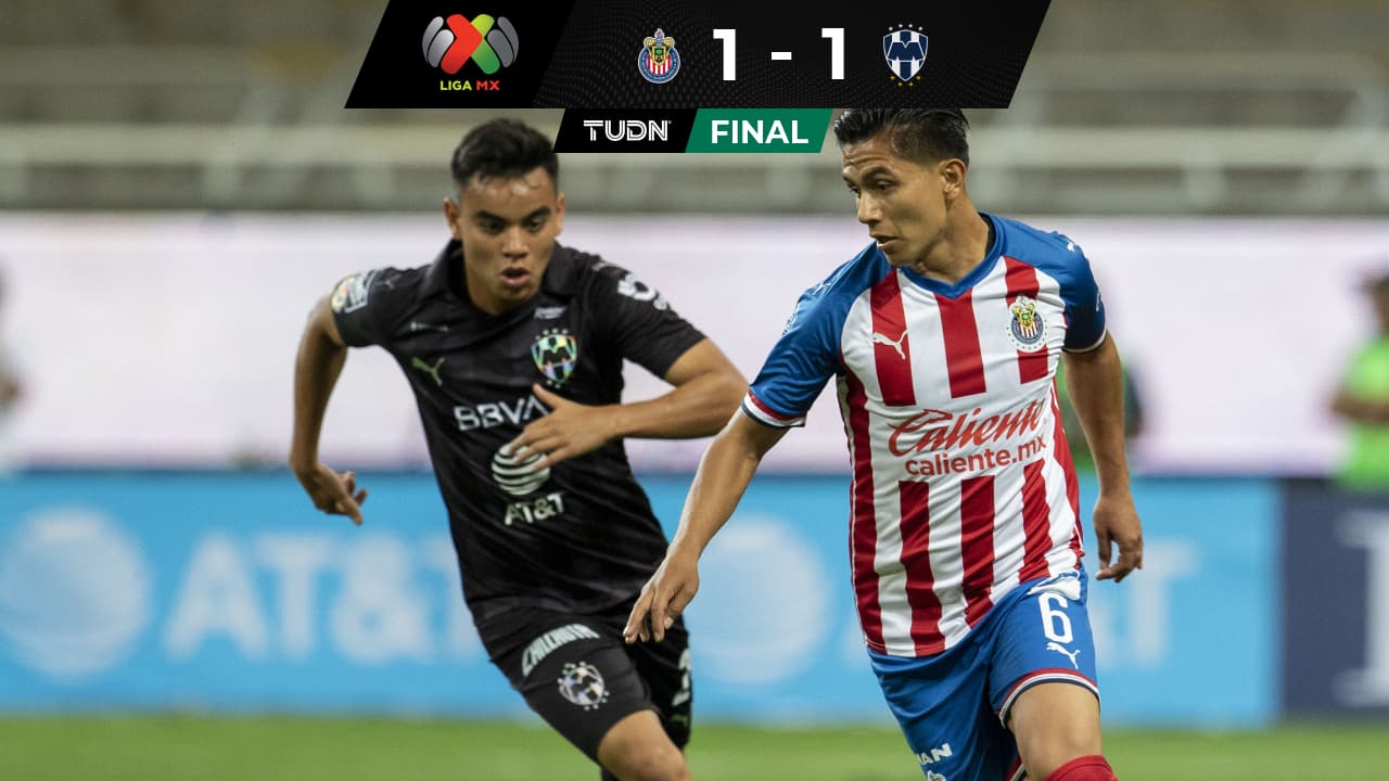 Con gran polémica, Chivas rescató empate ante el débil Rayados
