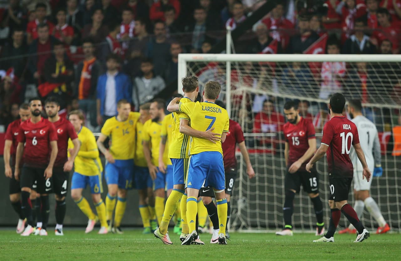 Por su parte el combinado nacional de Turquía derrotó 2-1 a Suecia con doblete del atacante Cenk Tosun y descuento de Andreas Granqvist.