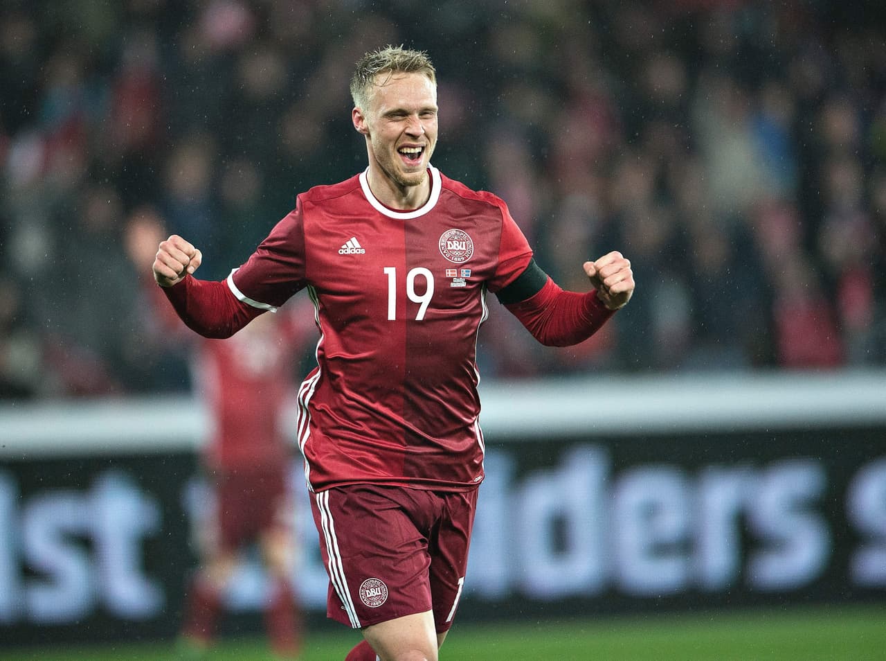 Dinamarca derrotó 2-1 a Islandia con doblete de Martin Jorgensen y descuento de Arnór Ingvi Traustason.