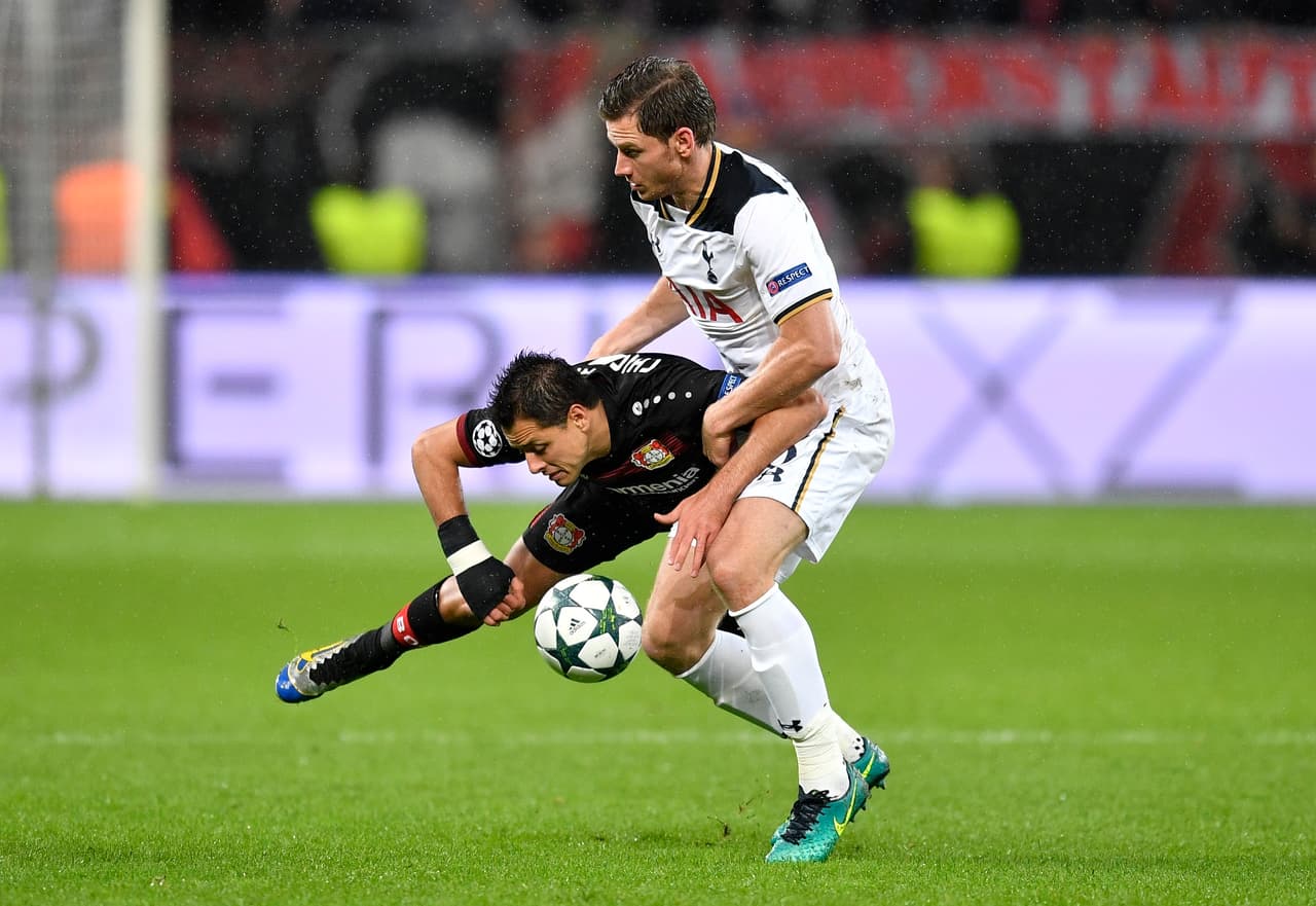 Leverkusen's Javier Hernandez, left, and Tottenham's Jan Vertonghen fight for the ball during the Champions League group E soccer match between Bayer Leverkusen and Tottenham Hotspur in Leverkusen, Germany, Tuesday, Oct. 18, 2016. (AP Photo/Martin Meissner)